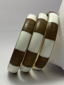 Ensemble de bracelets exquis en bois et laiton, fabriqués à la main, pour les occasions traditionnelles. Dernier produit unique fourni par un fournisseur d'Inde. - Product Image 4