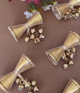 Campanas de Latón Elegantes Hechas a Mano con Trabajo Tradicional Rajastaní de Gota Dorada, Damroo Ghunghroo y Latkan Colgante - Product Image 4