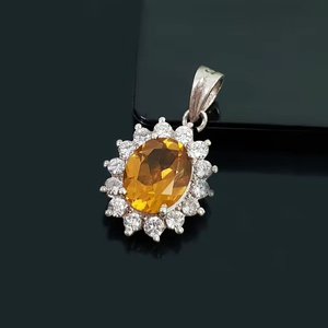 Colgante Ovalado de Citrino Hecho a Mano, Plata de Ley 925 con Halo de Circonitas, Joyería de Piedras Preciosas Naturales de Primera Calidad, Certificado IGI, Elegante Regalo para - Product Image 1