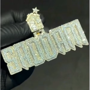 Collier personnalisé avec initiales et moissanite, plaqué or, grand pendentif plaque nominative sertie de pierres, chaîne à maillons - Product Image 1