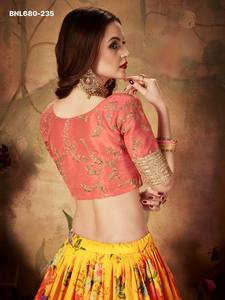 ผ้าออร์แกนซ่าคุณภาพพรีเมียมพร้อมลายพิมพ์ดิจิทัลลายดอกไม้และงานปักเลื่อมดอริสีเหลือง ชุดเลเฮนกา-เสื้อและผ้าคลุมไหล่ จากซัพพลายเออร์อินเดีย - Product Image 6