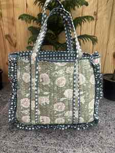 Bolso tote grande de algodón acolchado con volantes, bolso tote con estampado floral, bolso tote personalizado con nombre de novia, regalo para mamá - Product Image 3