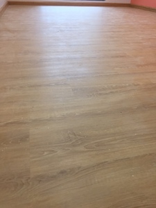 Suelo SPC Rígido Moderno VFLOOR, Resistente al Agua, Anti-Rayones, Sistema de Clic, Planchas Medianas, Ideal para Hospitales, Acabado Liso - Product Image 1
