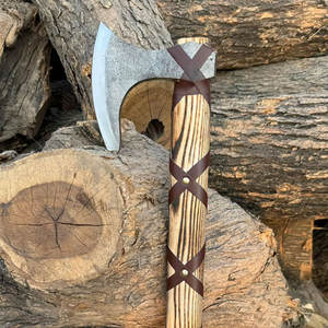 Hache à barbe de style nordique industriel, manche en bois fait main, lame en acier carbone de haute qualité, inspiration historique viking pour le camping - Product Image 4