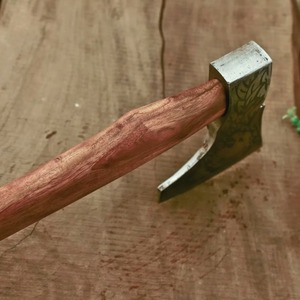 Hacha de Construcción Industrial Hecha a Mano Personalizada, Cabeza de Hacha de Acero al Carbono, Hoja de 5 Pulgadas de Diámetro de Corte, Longitud Total de 18 Pulgadas, 3 Libras - Product Image 5