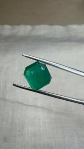 Émeraude verte naturelle de Zambie de 3,17 carats, forme octogonale, pierre précieuse facettée certifiée pour la fabrication de bijoux, vente en gros - Product Image 2
