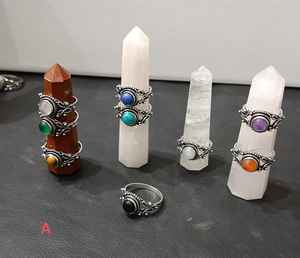 Anillos de moda llamativos ajustables al por mayor, piedras preciosas de latón con piedras de cabujón ovaladas, joyería de piedra curativa - Product Image 1