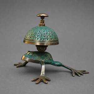 Cloche de bureau artisanale en laiton en forme de grenouille, finition verte, décorative, pour la maison, le bureau ou la décoration de table - Product Image 3