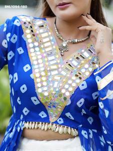 Conjunto de lehenga acampanada con estampado y patchwork, y kurti con abertura frontal, estilo Rangoli Crush con encaje Lampi, ideal para festivales. Exportador indio. - Product Image 3