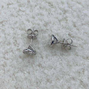 Boucles d'oreilles de luxe en diamant de laboratoire rond brillant de 2 carats, montées en clos, certifiées IGI, en or 10K, 14K, 18K, vente en gros - Product Image 4