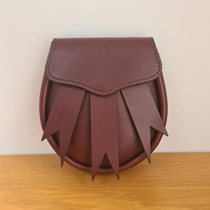 Pochette à kilt traditionnelle écossaise Sporran en cuir véritable de vache marron, fabriquée à la main, avec pompons – Vente chaude - Product Image 1