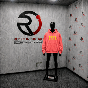Sudadera con capucha extragrande rosa coral con estampado gráfico de oración y letras amarillas, estilo urbano, unisex, informal, para hombre - Product Image 3