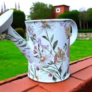 Arrosoir blanc avec motif floral rose en métal, idéal pour la décoration de jardin, de maison, de table, de comptoir, pour une utilisation intérieure et extérieure, et idée cadeau. - Product Image 3