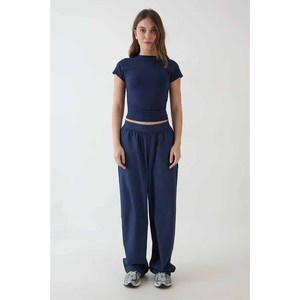 เสื้อยืดครอปท็อปสีกรมท่า แขนสั้น คอกลม ทรงเข้ารูป ผ้าถักผสมสแปนเด็กซ์และคอตตอน ระบายอากาศได้ดี สไตล์มินิมอล สีพื้น สำหรับผู้หญิง - Product Image 6