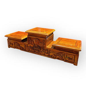 La base tiene tres niveles, un diseño sencillo y está hecha de palisandro natural. - Product Image 4