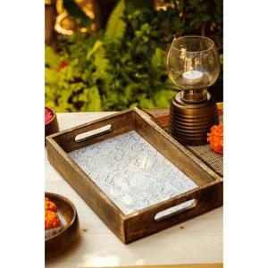 Plateau de service en bois naturel au design luxueux avec poignées découpées, idéal pour le petit-déjeuner au lit, les fêtes et la décoration intérieure - Product Image 1
