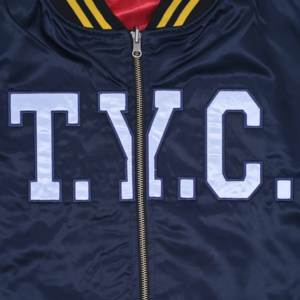 Veste d'hiver streetwear en nylon satiné matelassé de qualité supérieure avec logo personnalisé, col côtelé, veste bomber brodée de style universitaire - Product Image 2