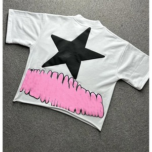 Camiseta Blanca de Manga Corta para Hombre, Cuello Redondo, Estampado de Estrella Negra y Grafiti Rosa en la Espalda, Estilo Urbano - Product Image 1