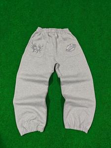 Pantalones Deportivos Personalizados con Bordado Chenille, de Felpa Gruesa 100% Algodón, con Puños Bordados para Hombre - Product Image 3