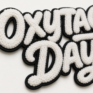 Patch brodé en chenille Oxytag Day, appliqué thermocollant, motif alphabet, blanc avec contour noir, prix abordable, OEM, personnalisé, vente en gros - Product Image 4