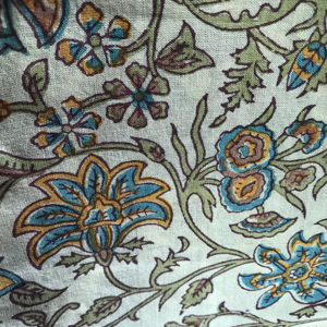 ผ้าฝ้ายพิมพ์ลายด้วยมือ สีเขียวเซจ พื้นสีเขียว ลายดอกไม้หลากสี |   งานพิมพ์ลายแบบดั้งเดิมของอินเดียสไตล์กัลัมคารี - Product Image 3