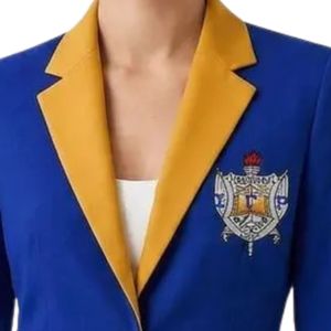 เสื้อเบลเซอร์สีน้ำเงินรอยัลแบบสั่งทำพิเศษสำหรับผู้หญิง ตราสัญลักษณ์ซิกมาแกมมาโร ปักอักษรกรีก ชุดสูทสำหรับงานพิธีการ สง่างาม เหมาะสำหรับใส่ทำงานในออฟฟิศ - Product Image 4