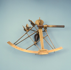 Porte-clés sextant nautique miniature en laiton, attaché à une étiquette en bois en forme d'étoile avec inscription « Je t'aime ». - Product Image 5