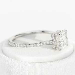 Bague de fiançailles de luxe avec diamant de laboratoire taille coussin de 1,5 carat et halo caché en or 14K, 18K ou platine - Product Image 6