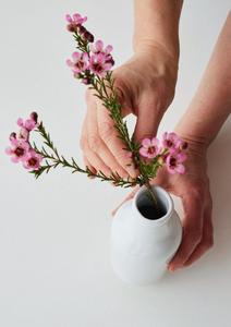 Vase en céramique blanche artistique avec motif floral jaune peint à la main, forme de bouteille élégante et accent élégant pour un style de maison moderne - Product Image 2