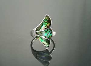 Anillo de Concha de Paua con Plata de Ley, Piedra Ondulada, Pluma de Abulón Plana, Joyería Única Azul Verde Arcoíris - Product Image 4