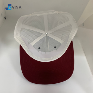 Gorra Trucker de Malla de 6 Paneles Color Borgoña y Blanco con Logotipo Personalizado, de Alta Calidad, Ajustable, Unisex, Hecha en Vietnam - Product Image 4