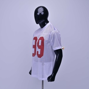 เสื้อยืดลำลองผู้ชายสีขาวคุณภาพพรีเมียม ผ้าตาข่าย แขนสั้น คอกลม พิมพ์ลายสีแดงด้านหน้า ระบายอากาศได้ดี สปอร์ต ทรงปกติ ผ้าถัก ซักแล้ว - Product Image 5