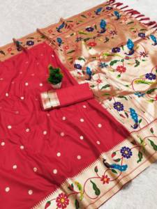 Les femmes indiennes portent des saris en soie Pethani rouge avec des motifs tissés Zari, des collections de saris traditionnels pour les mariages indiens. - Product Image 6