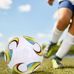 Ballon de football en cuir PU de haute qualité, écologique et durable, taille personnalisée, pour l'entraînement et les matchs de compétition, vente en gros - Product Image 2