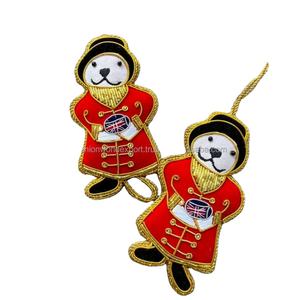 Ornement de Noël artisanal en forme d'ours de la Garde Royale avec broderie dorée, décoration suspendue en uniforme de soldat rouge, décoration de sapin de Noël de luxe - Product Image 2