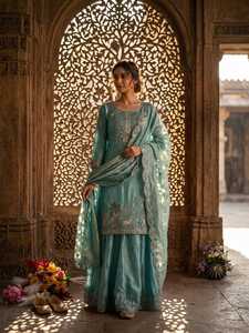Ensemble Sharara de créateur en soie Fendy lourde avec imprimé gaufré, fils de soie Fendy purs, sequins et dentelle fantaisie, haut et dupatta pour mariage - Product Image 2
