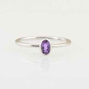 Anillo solitario de amatista púrpura, delicado anillo de boda con gema púrpura de corte ovalado, joyería de piedra de nacimiento para mujer - Product Image 4