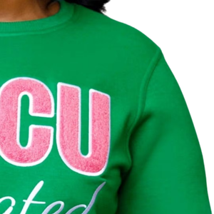 เสื้อสเวตเชิ้ตไหมพรมระบายอากาศสำหรับฤดูหนาวสำหรับผู้หญิง HBCU ปักลายตัวอักษรกรีก คอกลมพรีเมียม สำหรับสาวสวย - Product Image 3