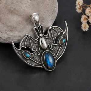 Collier Statement Gothique Bohème Unisexe avec Pendentif Chauve-souris Ovale en Labradorite Naturelle et Breloque Ailée en Laiton Fait Main, Plaqué Argent/Or - Product Image 5