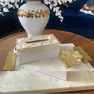 Boîte à mouchoirs luxueuse en argent martelé avec un accent décoratif en forme de branche florale dorée. Maintenant disponible à prix de gros. - Product Image 3