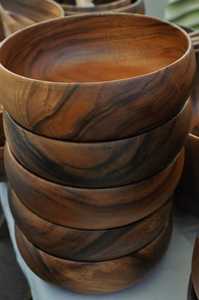 Ensemble de saladiers artisanaux en bois d'acacia multi-tons, extra profonds, avec poignées ergonomiques pour le service - Product Image 3