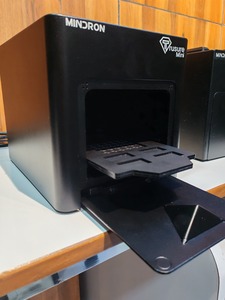 Le Trusure Mini est une machine portable d'authentification des diamants conçue pour une détection rapide et précise des diamants CVD et HPHT. - Product Image 5