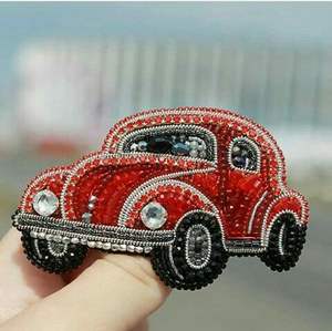 Broche en cristal à la mode, accessoire de bijouterie pour femmes, fabriquée à la main, à prix abordable - Product Image 3