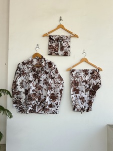 Elegante Conjunto de Pijama con Estampado Floral, Camisa de Manga Larga y Pantalones de Salón para Mujer - Product Image 1
