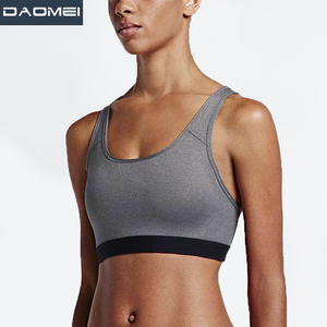 สปอร์ตบราสำหรับผู้หญิง สีเทา แบบ Racerback คอกว้าง รองรับปานกลาง ระบายอากาศได้ดี ไร้ตะเข็บ กระชับพอดีตัว เหมาะสำหรับกิจกรรมออกกำลังกาย - Product Image 3