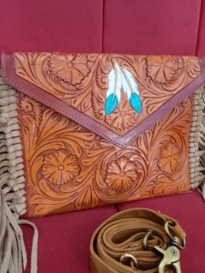 Sac bandoulière unisexe en cuir de vachette à poils, style western, personnalisé, avec motif floral solitaire gravé à la main, imperméable et antivol, en stock - Product Image 5
