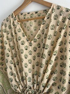 Vestido Kaftán de Algodón Sostenible con Estampado a Mano, Estilo Bohemio para Mujer, Color Beige Verde, Maxi Kaftán con Mangas Kimono y Corte Holgado - Product Image 4