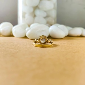 แหวนทอง 14k รูปหัวใจแบบ Claddagh ประดับมงกุฎเพชรเลี้ยงในห้องปฏิบัติการ พร้อมใบรับรอง IGI แหวนหมั้นรูปหัวใจ แหวนเพชรวาเลนไทน์ - Product Image 3