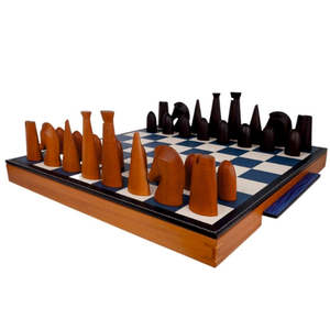 Jeu d'échecs en bois artisanal de style moderniste avec figurines géométriques, jeu de société professionnel en bois pour la décoration intérieure et les collectionneurs - Product Image 1