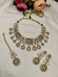 Conjunto de gargantilla étnica con piedras pesadas y gemas en forma de pera, pendientes a juego, Maang Tikka, colección de joyería nupcial - Product Image 4